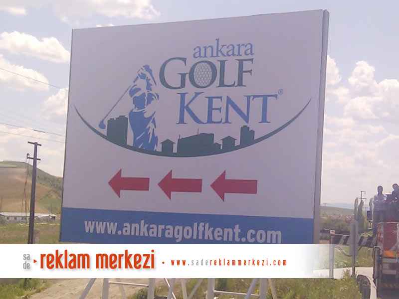 Golf Kent Yönlendirme Tabelası, uzaktan bir görünüm