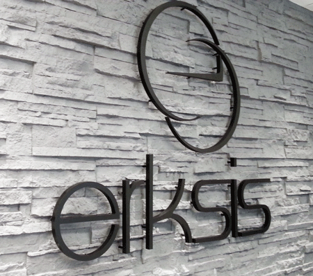 Eskişehir yolu Koç kuleleri  Erksis ofis duvar kabartma metal logo