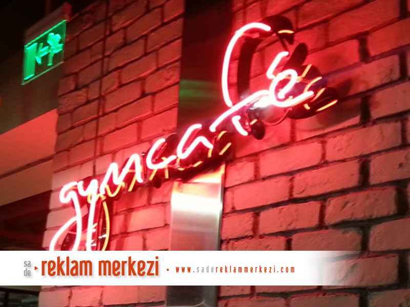 neon tabela geniş duvar yan görünümü