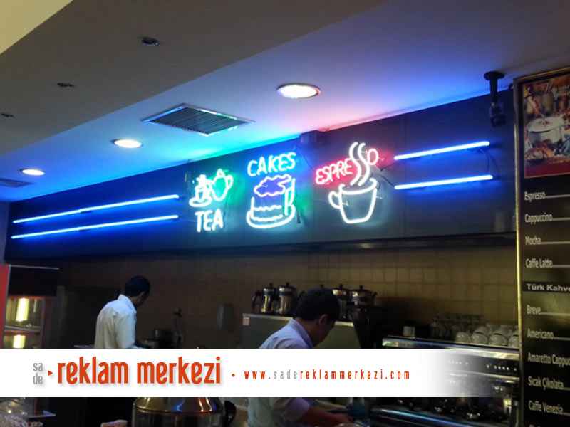 Restorant daki neon tabelalardan bir görünüm.