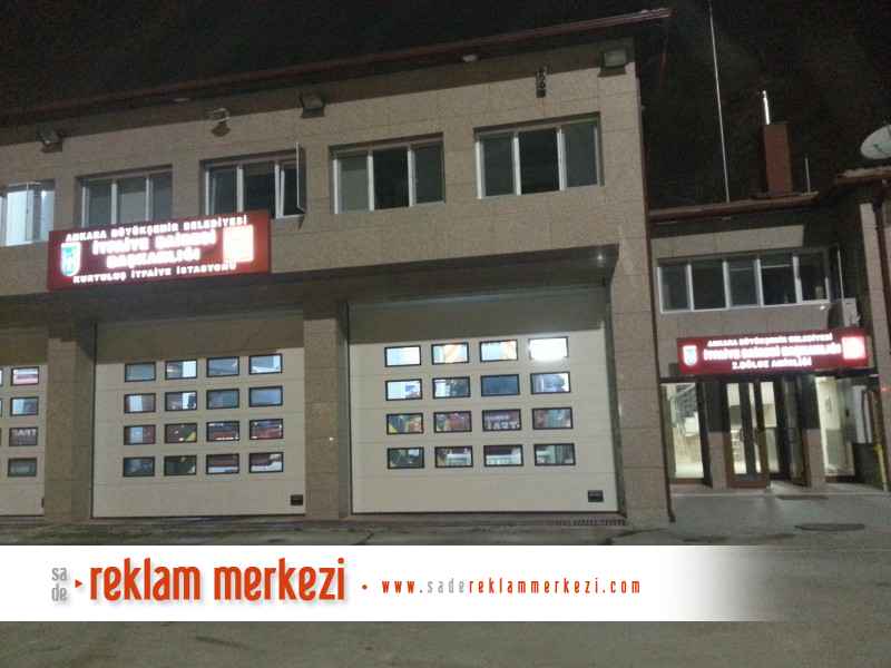 İtfaiye tabelası gece karşıdan görünüm