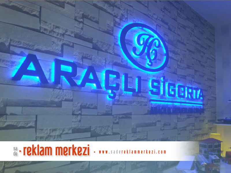 Araçlı Sigorta, ışıklı kutu harf tabela yandan görünüm.