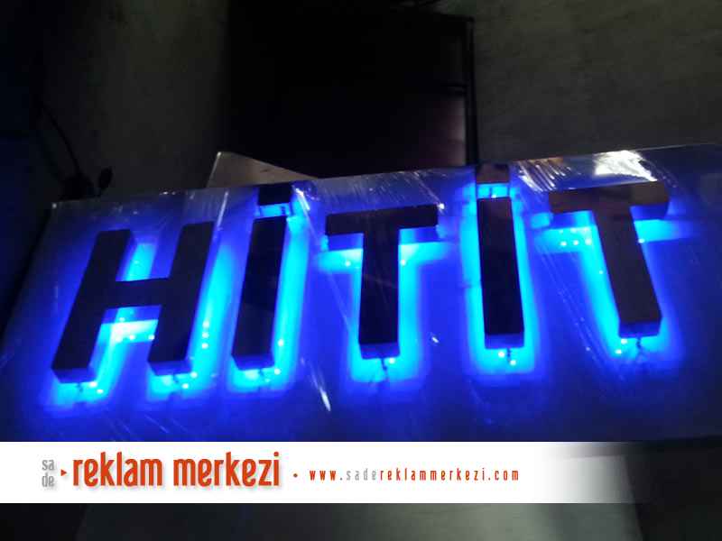 krom tabela led ışıklı gece görünümü