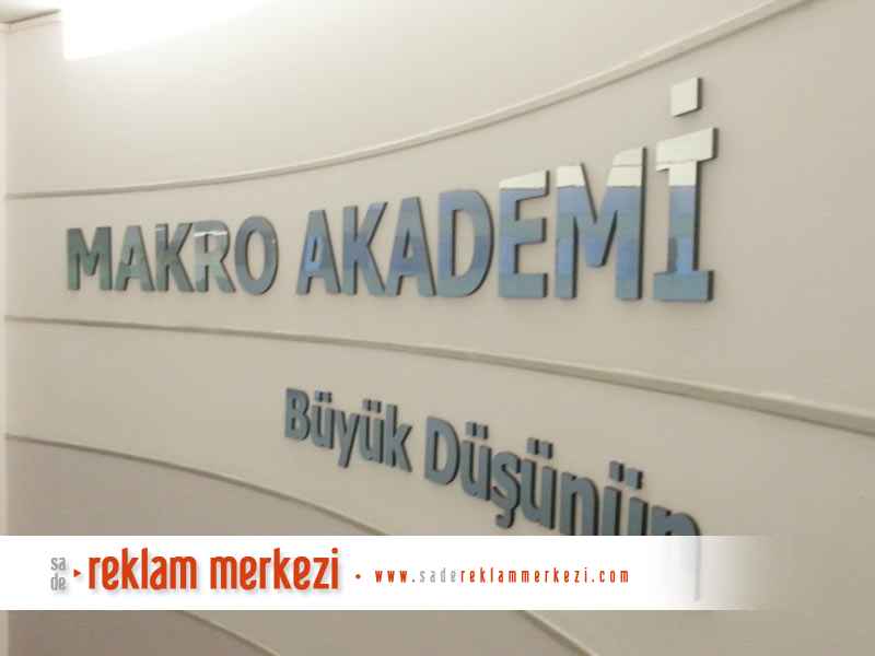 Makro Akademi, aynalı iç mekan kutu harf tabela yakın görünüm.