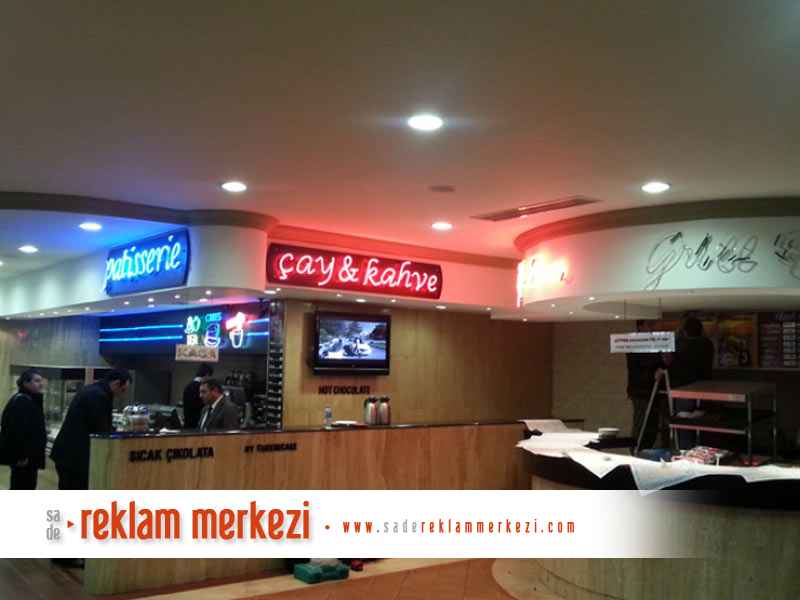 Çay kahve yazılı kırmızı neon tabela uzak görünümü