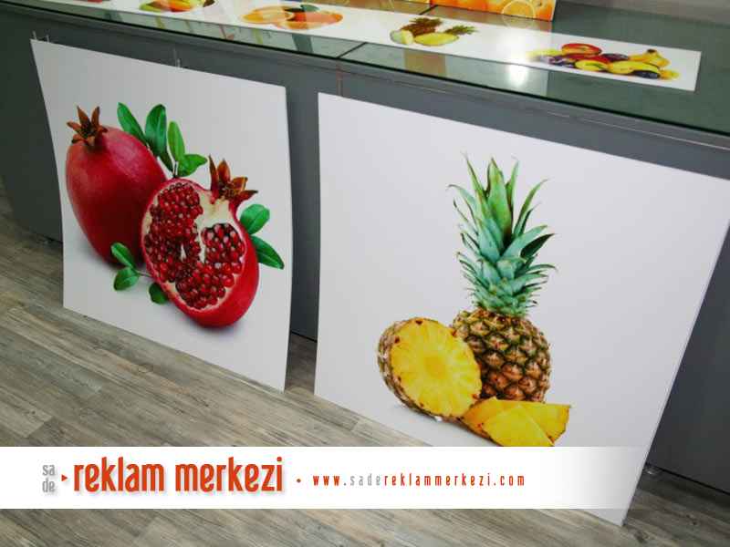 Dekota üzerine yapıştırılan, nar ve ananas resimleri.