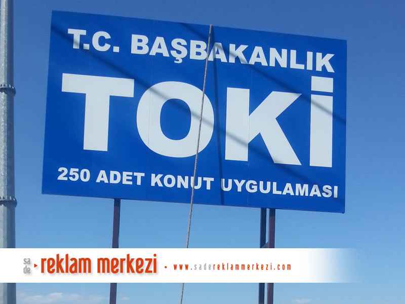 ayaklı toki inşaat tabelası görünümüdür