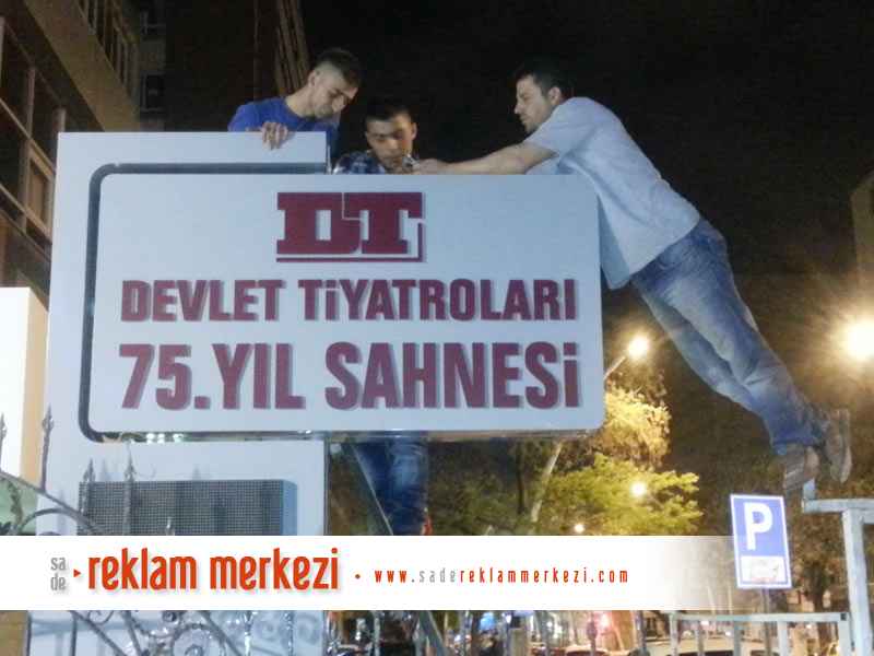 devlet tiyatroları 75.yıl totem tabela karşıdan montaj görünüm