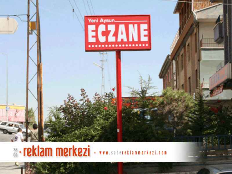 Eczane totem tabela, uzaktan görünüm.