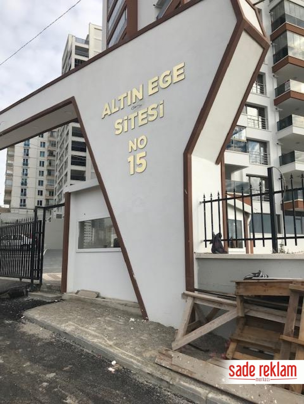 apartman tabelası-apartman tabela fiyatları-apartman isim yazıları-altın rengi kabartma apartman yazısı-gümüş rengi kabartma apartman yazısı-site ismi yazımı-sade reklam