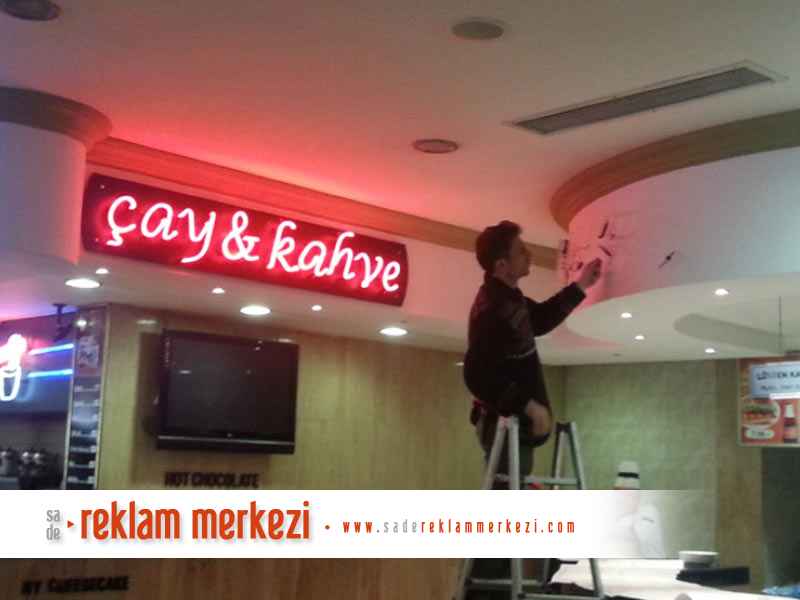 Çay kahve yazılı kırmızı neon tabela görünümü.