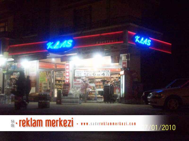 Neon tabela karşıdan görünüm.