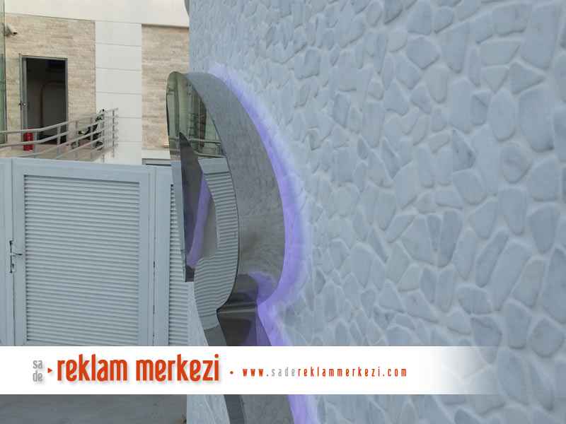 Krom harf tabela gündüz  led ışık yanarken görünüm