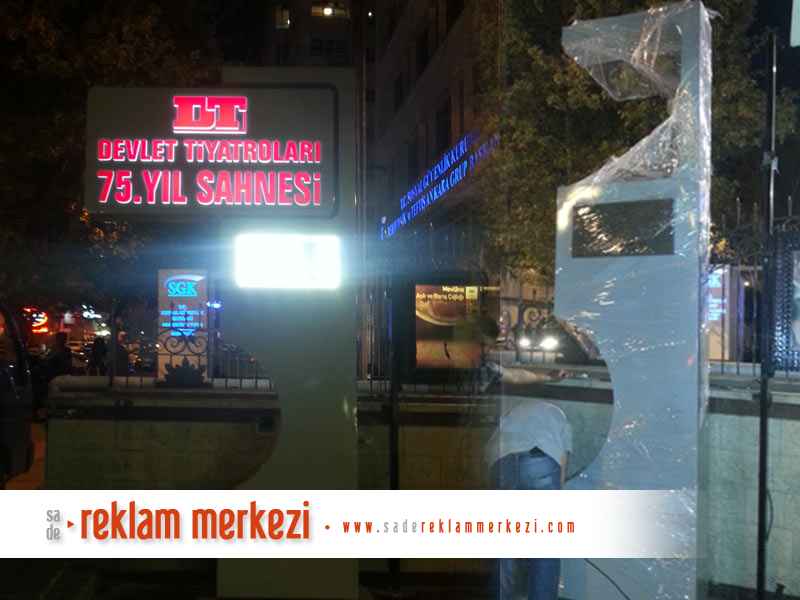 devlet tiyatroları 75.yıl totem tabela gece görünüm