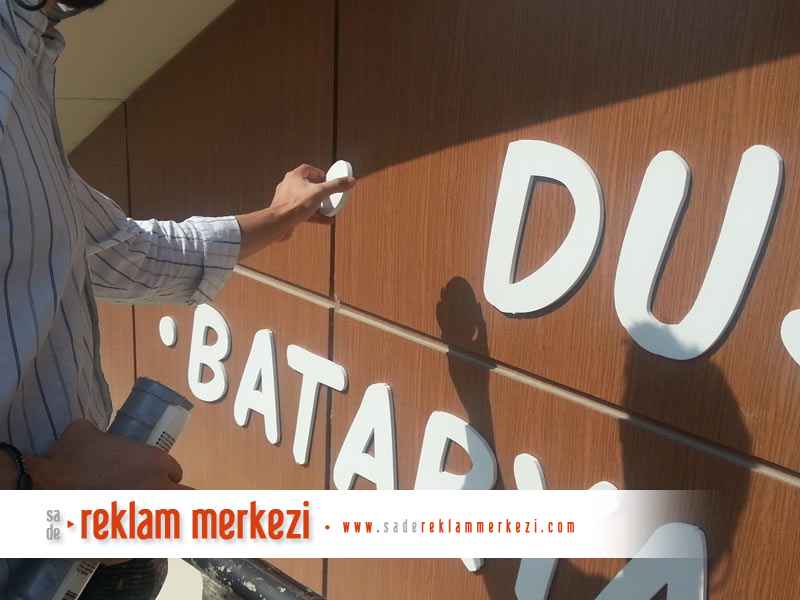 dekota kabartma harf  duvar montajı görünümü 