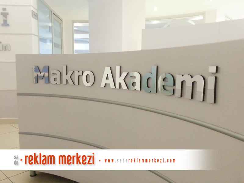 Makro Akademi, banko kutu harfleri karşıdan görünüm.