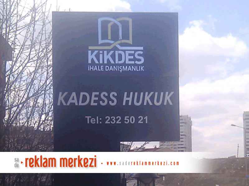 Kadess Hukuk totem tabelası görünüm.