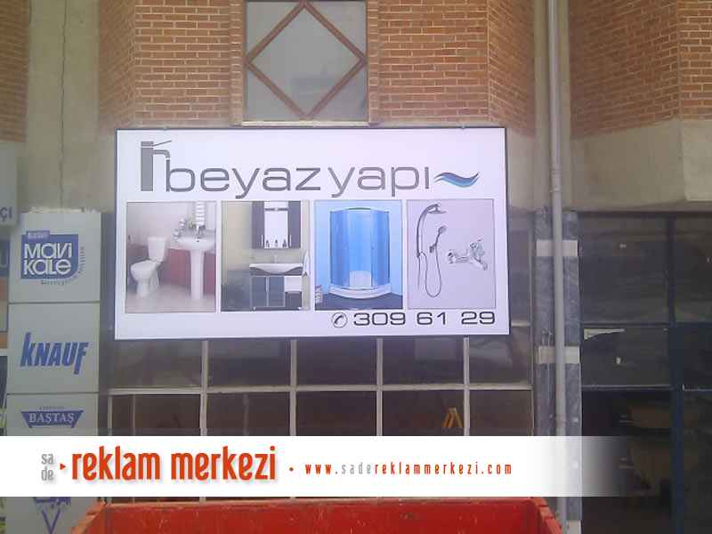 Beyaz yapı Cephe Germe Vinily Tabela Görüntüsü