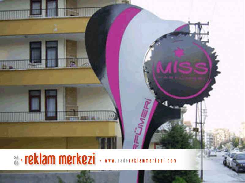 Miss Kozmetik totem tabela,  yakın görünüm.