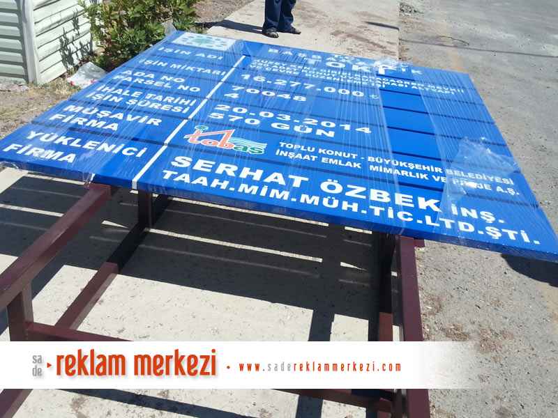 ayaklı toki inşaat tabelası montaj görünümüdür