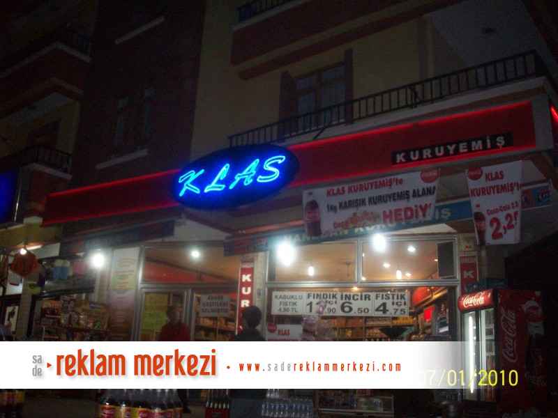 Neon tabela karşıdan görünüm.Gece görünümü.