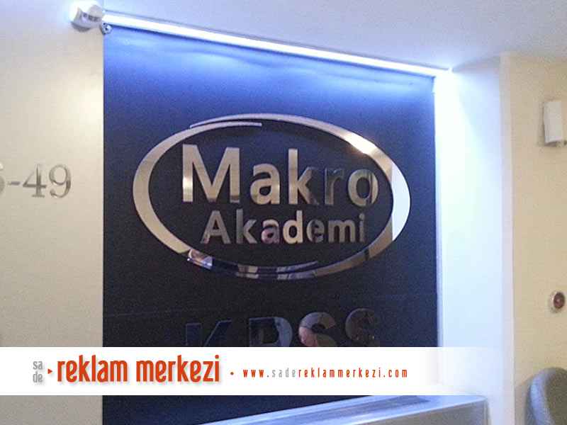 Makro Akademi, aynalı iç mekan kutu harf tabela yandan görünüm.