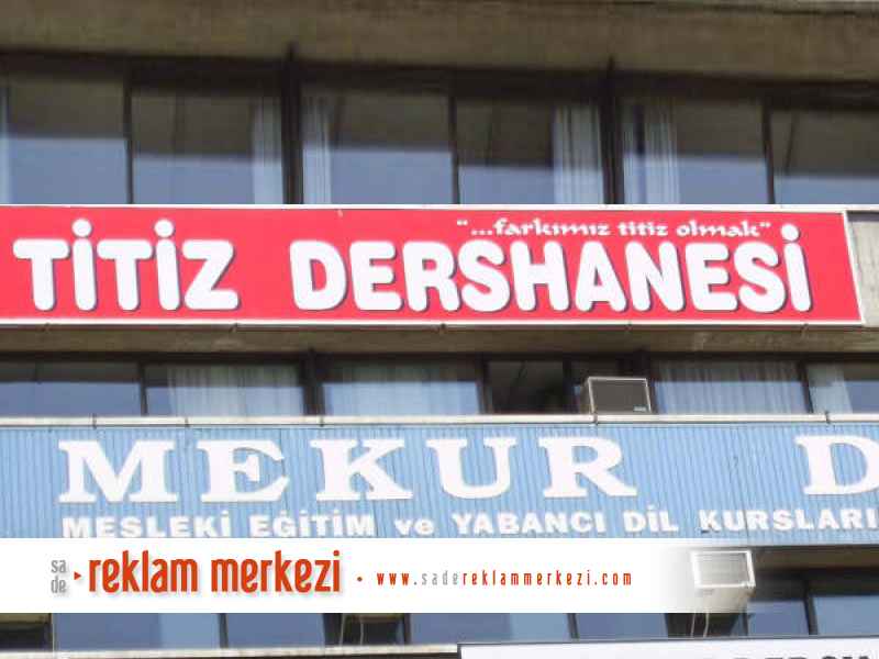 Dershane Cephe Tabela Yakın Plan Görünümü