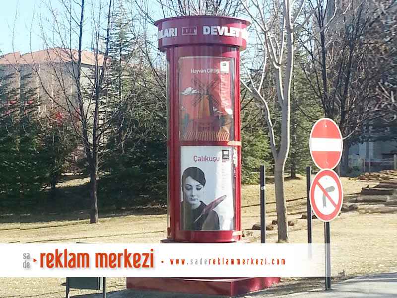 dönen afişlik kule totem tabela uzak görünüm