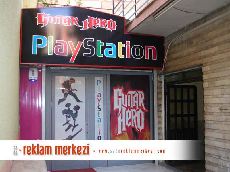 Playstation cade, polikarbon tabelası, uzak görünüm.