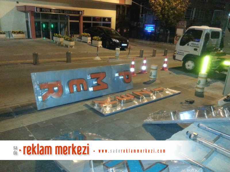 İnklap Özkaya krom harf tabela montaj esnasından bir görüntü.