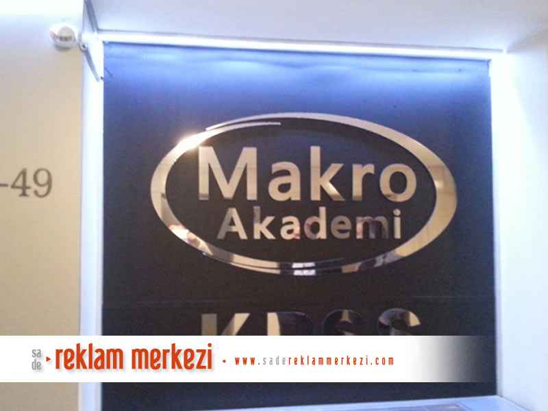 Makro Akademi, aynalı iç mekan kutu harf tabela yandan görünüm.