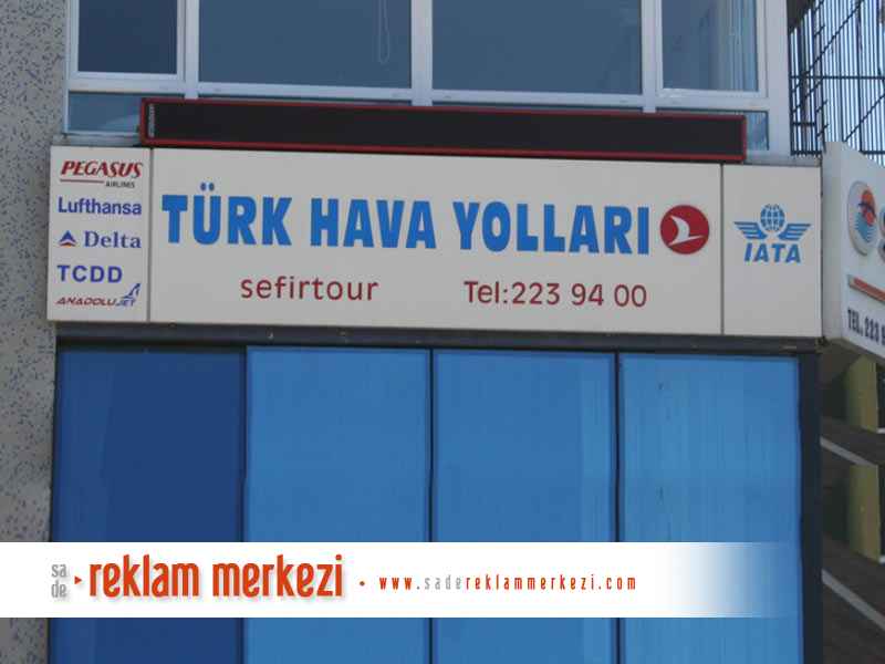 Türk Hava Yolları Aluminyum tabela, yakın görüntü.