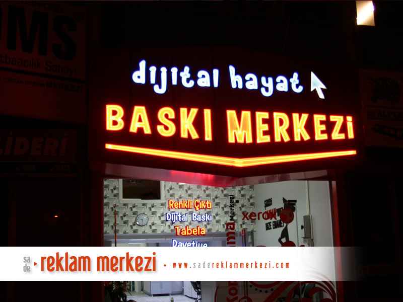 Neon tabela gece görünümü.