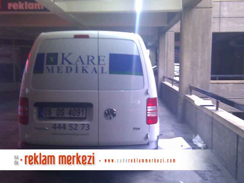 Kare medikal Caddy servis aracı arka görünüm.