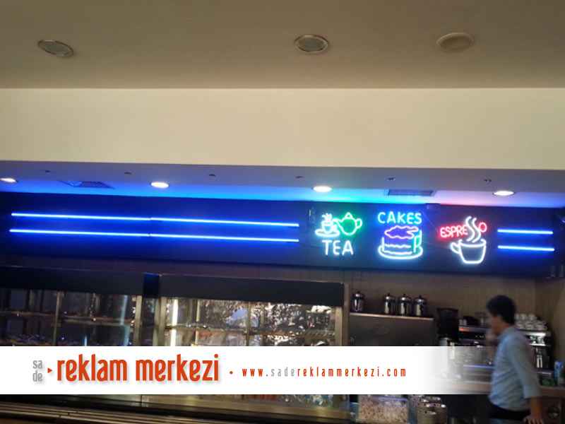 Restorant daki neon tabelalardan diğer bir görünüm.