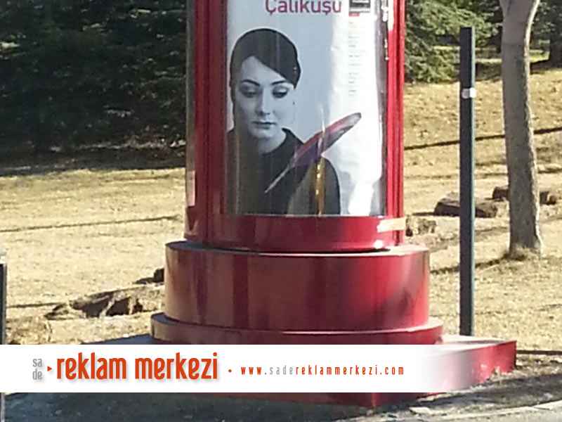 dönen afişlik kule totem tabela alt kısım yakın görünüm