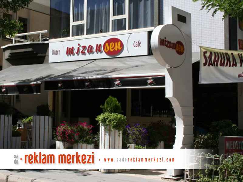 Mizansen Cafe totem tabela uzaktan bir görünüm.