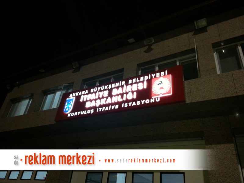 İtfaiye tabelası gece görünüm.