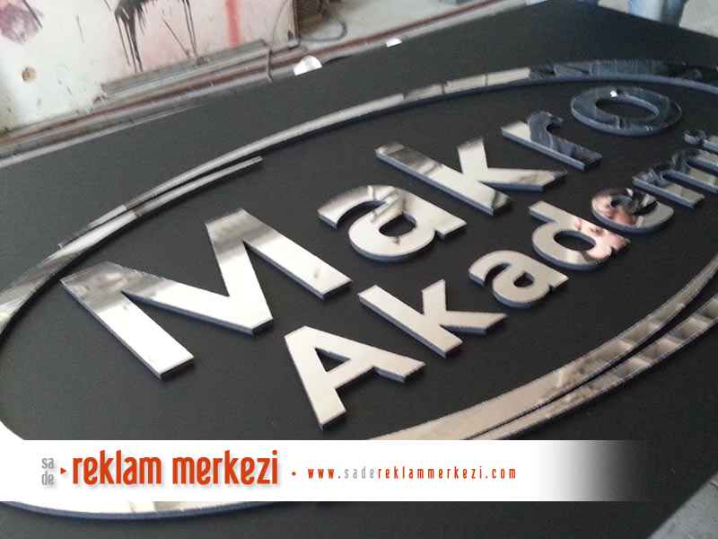 Makro Akademi, aynalı iç mekan kutu harf tabela, üretim sonrası görünüm.