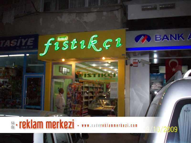 Neon tabela gece görünümü.