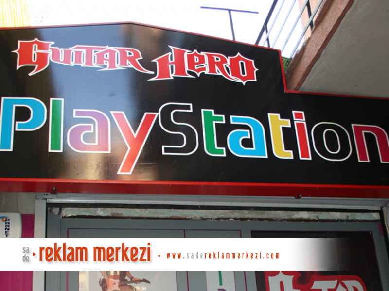 Playstation cade, polikarbon tabelası, yakın görünüm.