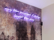 İç mekan oda duvar üzeri özel neon yazı uygulaması