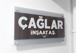 Çağlar İnşaat Kabartmalı Harf Kesim Ahşap Görünümlü Kapı Tabelası