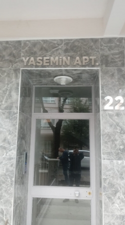 Yasemin apartmanı gümüş renk kabartma tabela