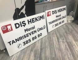 MERAL TANRISEVEN diş kliniği tabelası