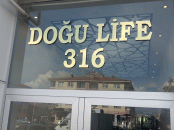 Doğu Life Natoyolu Apartman Kabartma Yazısı